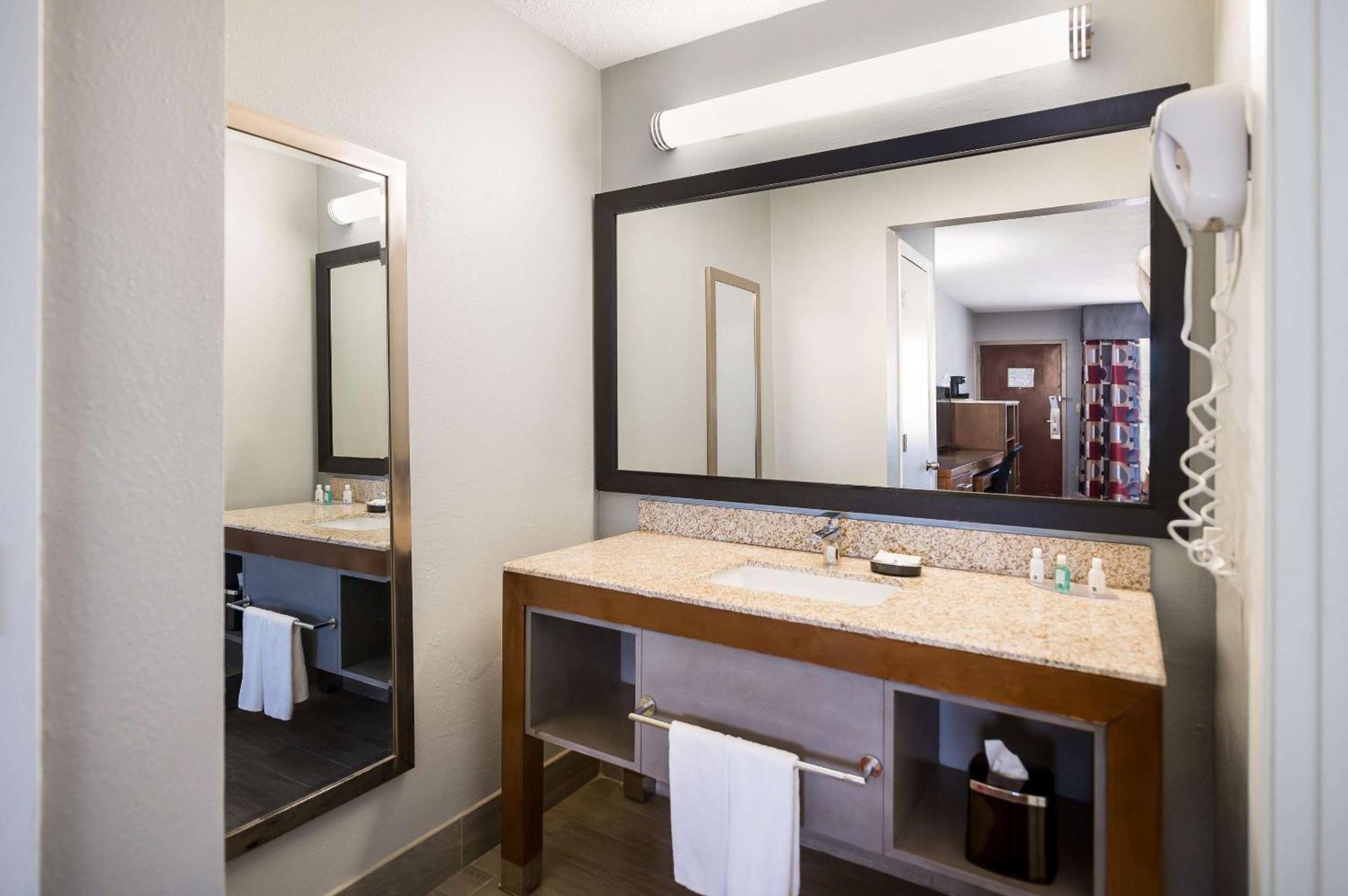 Quality Inn Near Parc נאצ'יטוצ'ס מראה חיצוני תמונה
